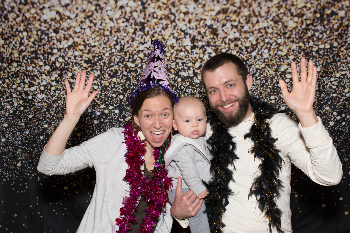 LightCreative_201912_RaleighPayWhatYouCanPhotography_NYEphotobooth_039_blog.jpg