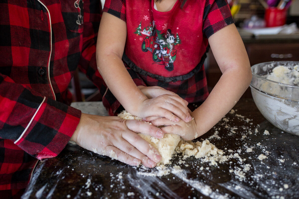 LightCreative_201912_AliciaEdward_ChristmasCookies_RaleighFamilyPhotographer_PayWhatYouCanPhotographyRaleigh_035_blog.jpg
