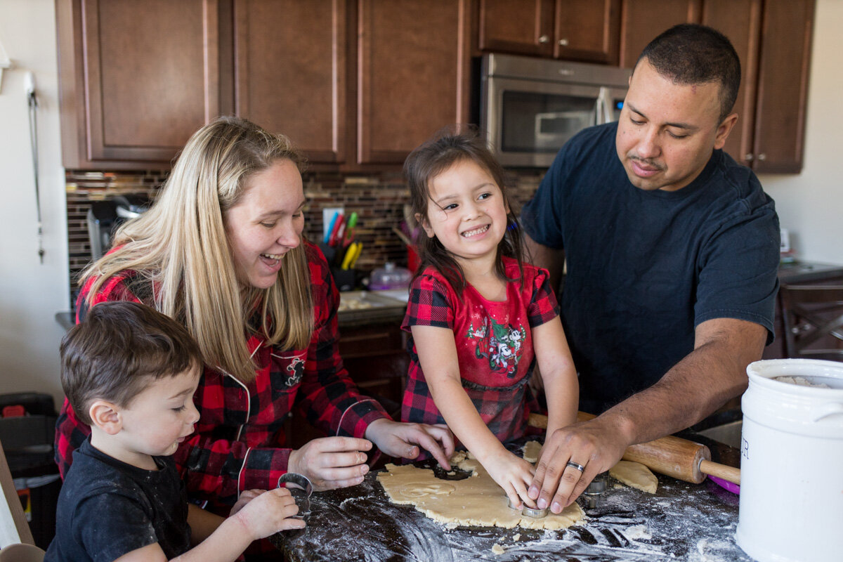 LightCreative_201912_AliciaEdward_ChristmasCookies_RaleighFamilyPhotographer_PayWhatYouCanPhotographyRaleigh_052_blog.jpg
