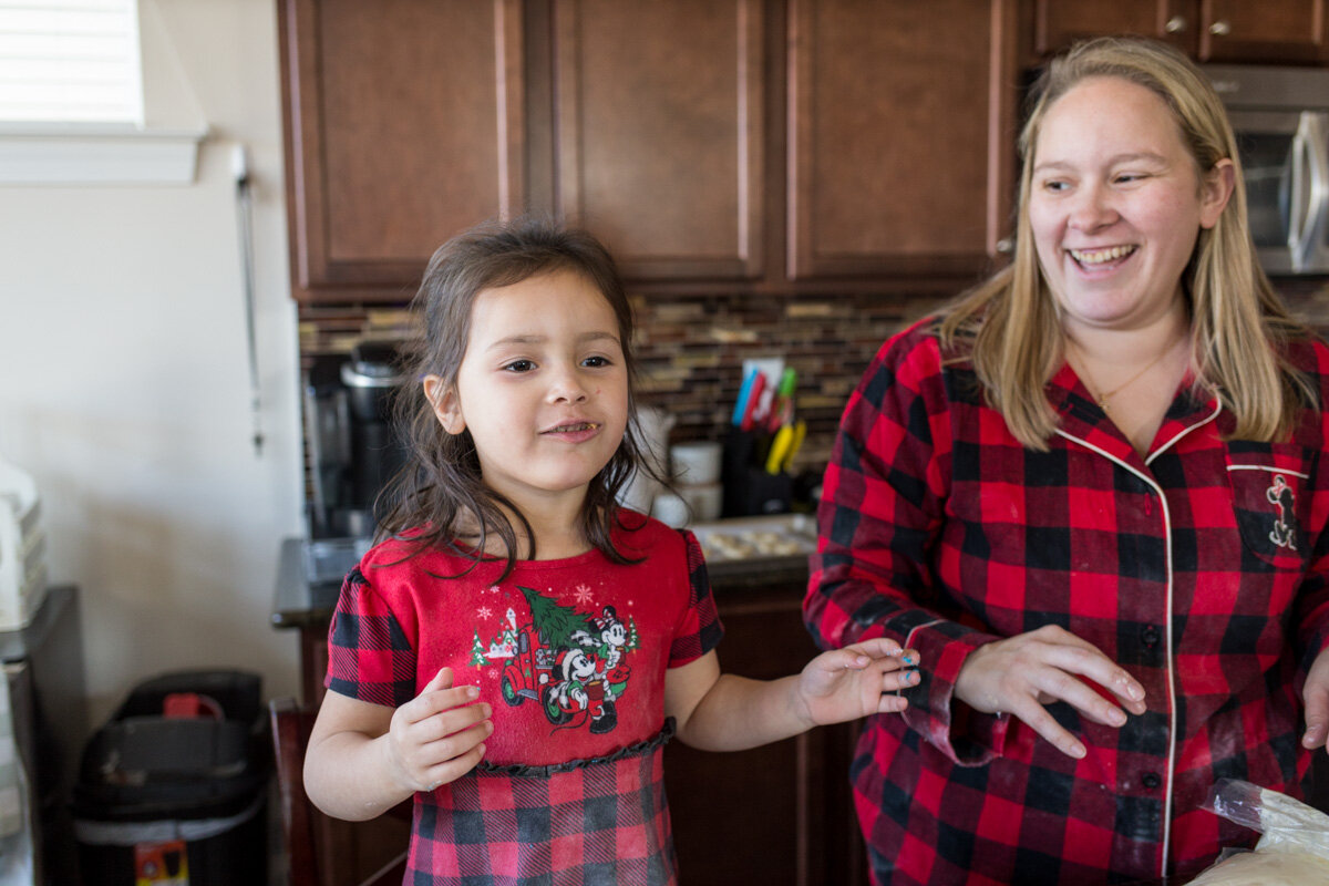 LightCreative_201912_AliciaEdward_ChristmasCookies_RaleighFamilyPhotographer_PayWhatYouCanPhotographyRaleigh_063_blog.jpg