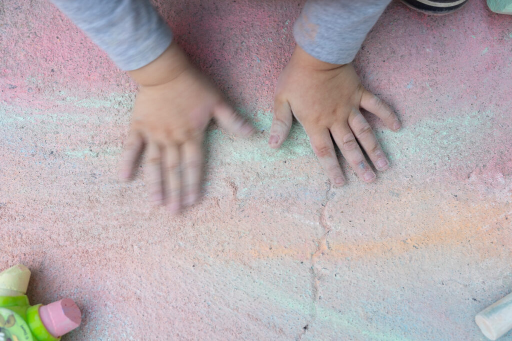 documentary family photo ideas for the spring - draw with sidewalk chalk