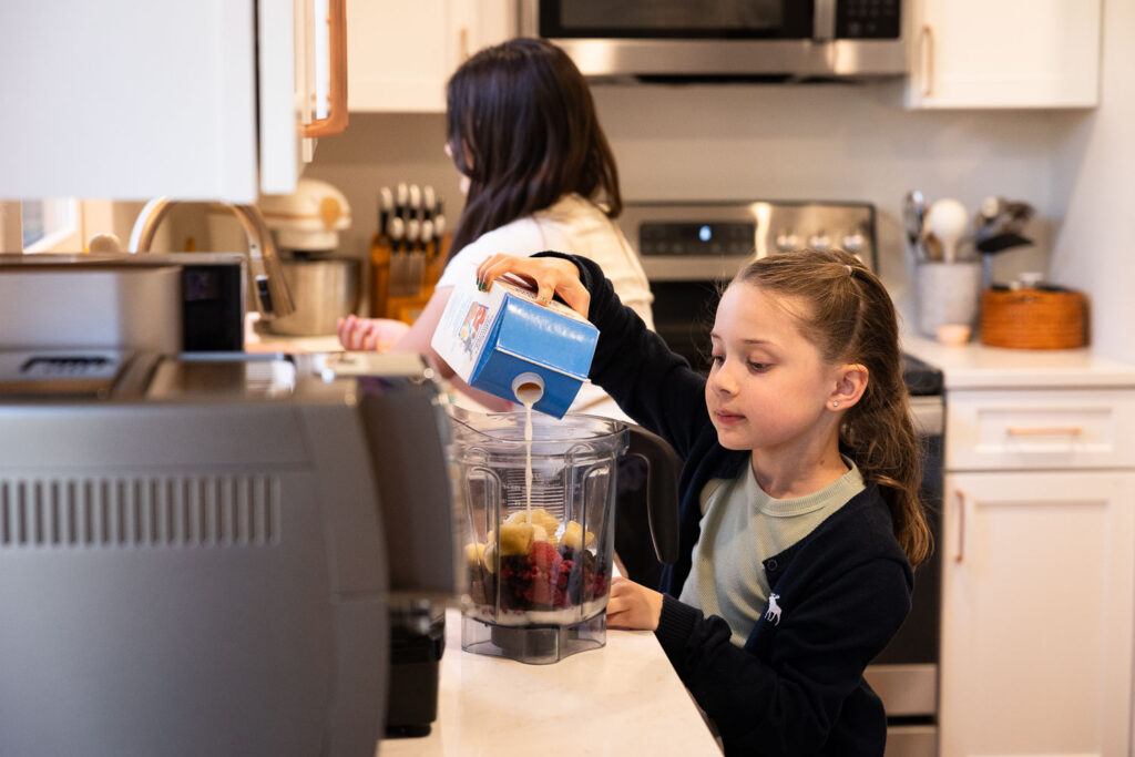 Springtime Candid Documentary Family Photos in Raleigh making smoothies together in the kitchen